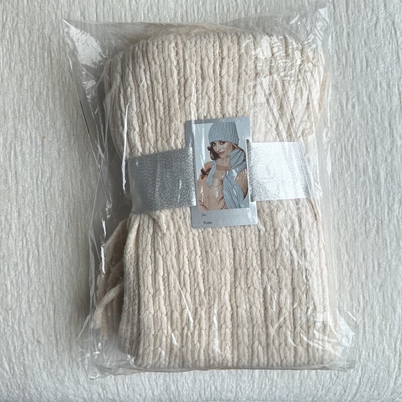 Oatmeal Winter Cabel Knit Hat Scarf and Gloves Gift Set - Picture 3 of 4